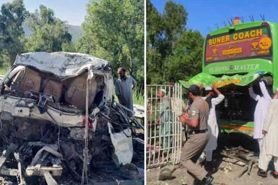 পাকিস্তানে সড়ক দুর্ঘটনায় নিহত ১১