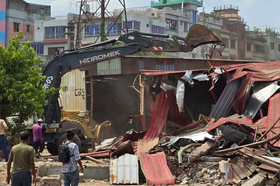 গুঁড়িয়ে দেওয়া হলো হাজী সেলিমের অবৈধ স্থাপনা