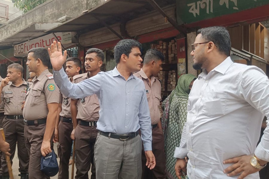 সড়ক-ফুটপাত দখলমুক্ত করতে ডিএসসিসির অভিযান