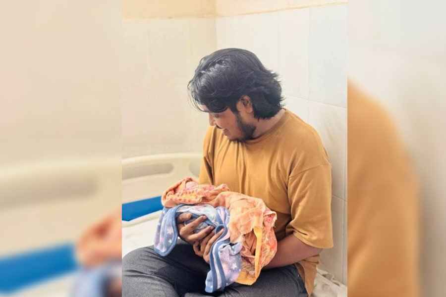 দ্বিতীয়বার বাবা হলেন কণ্ঠশিল্পী আকাশ মাহমুদ