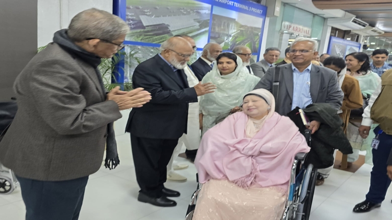 চিকিৎসার জন্য দলের সিনিয়র নেতাদের কাছ থেকে হাসি মুখে ঢাকা ত্যাগ করেছেন খালেদা জিয়া