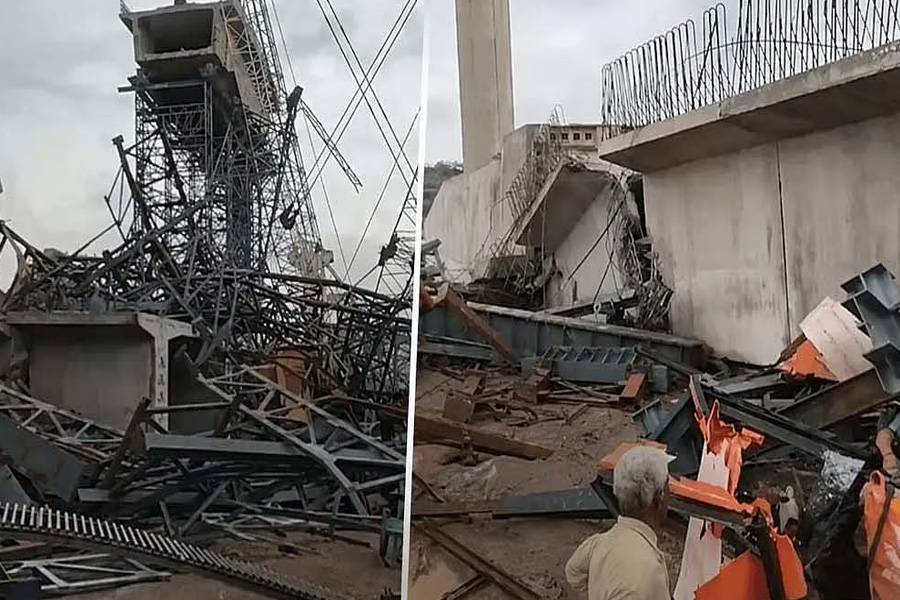 ভারতে ঝড়ের সময় নির্মাণাধীন সেতু ধসে নিহত ৬