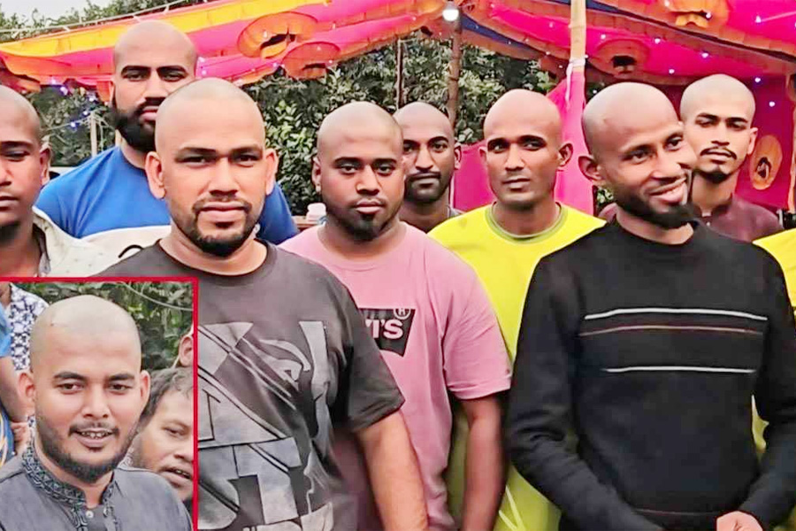 বন্ধুর পাশে থাকতে একসঙ্গে ন্যাড়া ১০ তরুণ