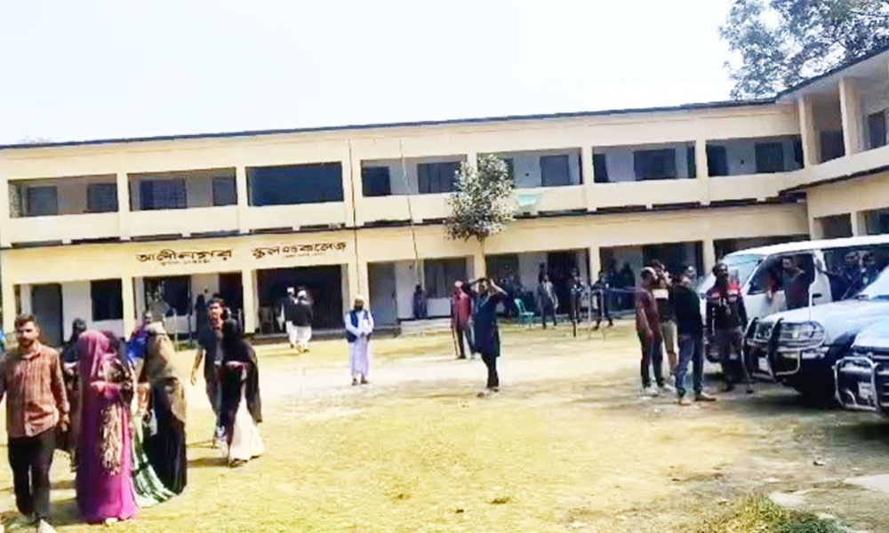 ভোলার আলীনগর কেন্দ্রে ককটেল বিস্ফোরণ, ভোটগ্রহণ সাময়িক বন্ধ