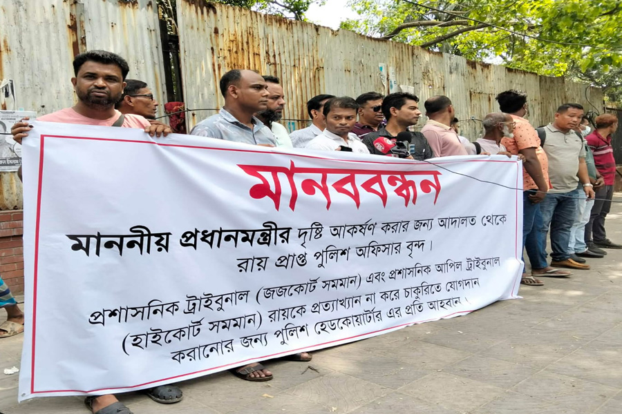 চাকরিচ্যুত পুলিশ সদস্যদের স্বপদে পুনর্বহালের দাবি
