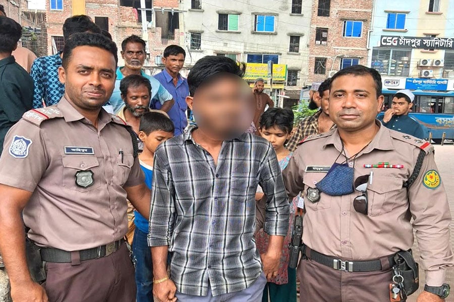 রাজধানীর পল্লবীতে হাতেনাতে ছিনতাইকারীকে আটক করল ট্রাফিক পুলিশ