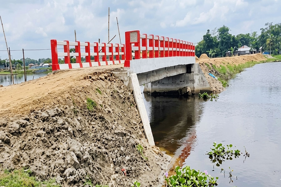 উদ্বোধনের আগেই সংযোগ সড়কে ধস