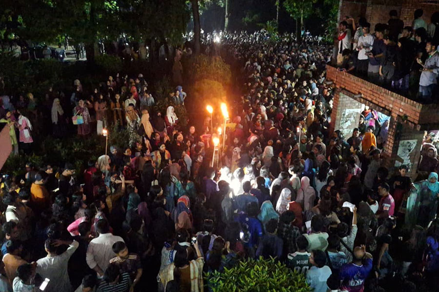 জাবি শিক্ষার্থীকে ধর্ষণ চেষ্টার প্রতিবাদে বিক্ষোভ মিছিল
