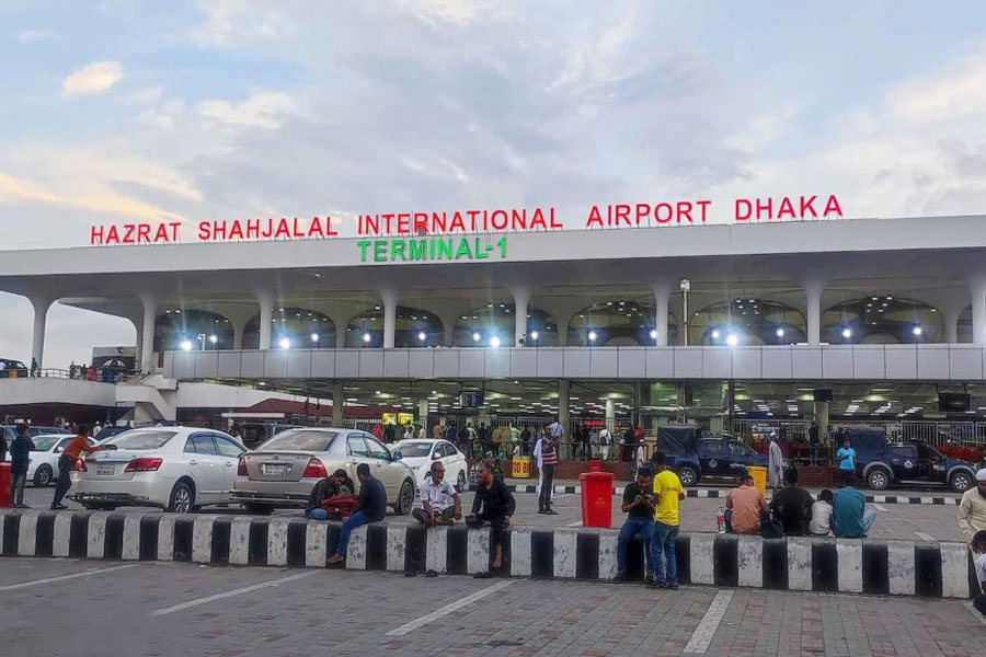 উচ্চ সতর্কতার মধ্যেই শাহজালালের রানওয়েতে যুবক