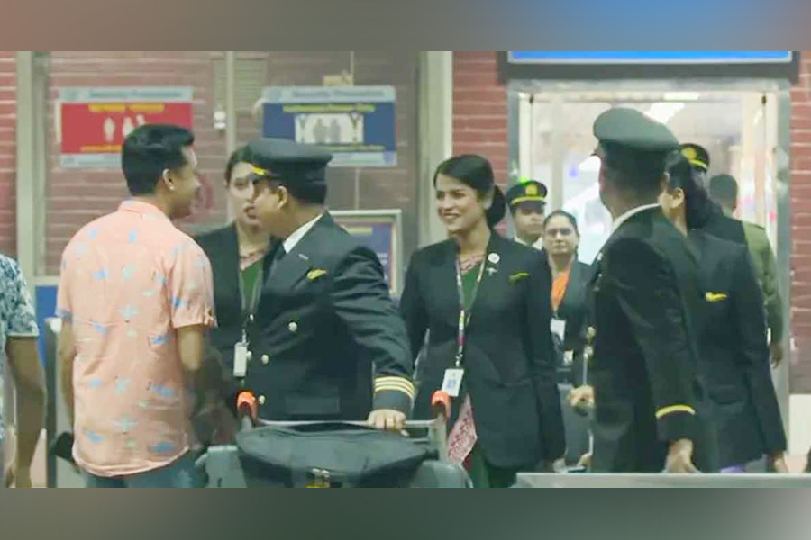 দেশে ফিরেছেন দোহায় আটকে থাকা বিমানের ১২ ক্রু