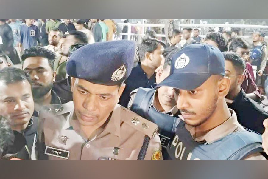 শহীদ মিনারে আইফোনসহ ১২ মোবাইল চুরি: পুলিশ