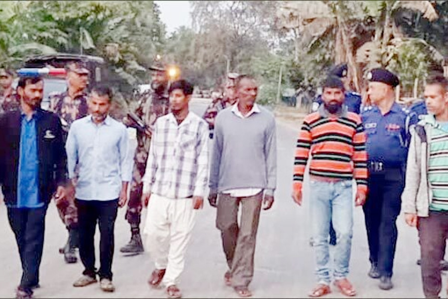 ১৩ মাস সাজাভোগ শেষে দেশে ফিরলেন কুড়িগ্রামের ৬ জেলে