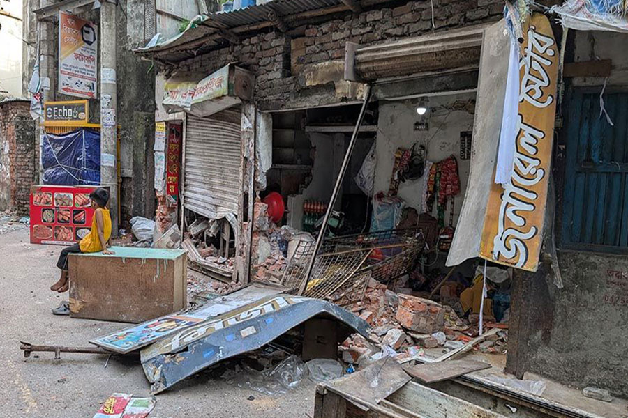 চাঁদা না দেওয়ায় বাড়ি দখলের হুমকি সাবেক স্বেচ্ছাসেবক দল নেতার