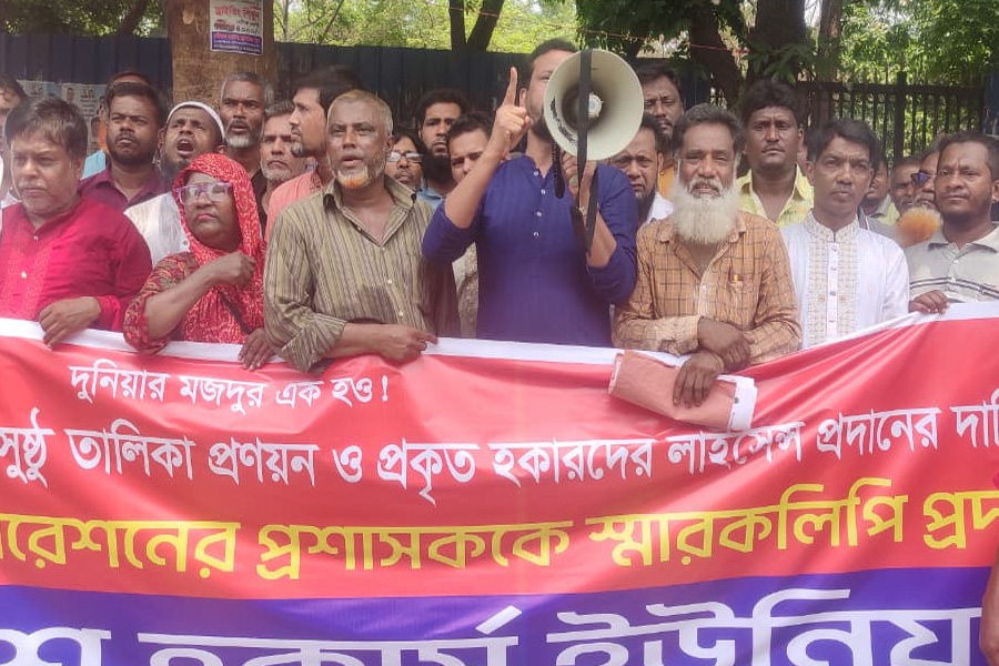 ডিএসসিসি প্রশাসকের কাছে হকারদের স্মারকলিপি প্রদান