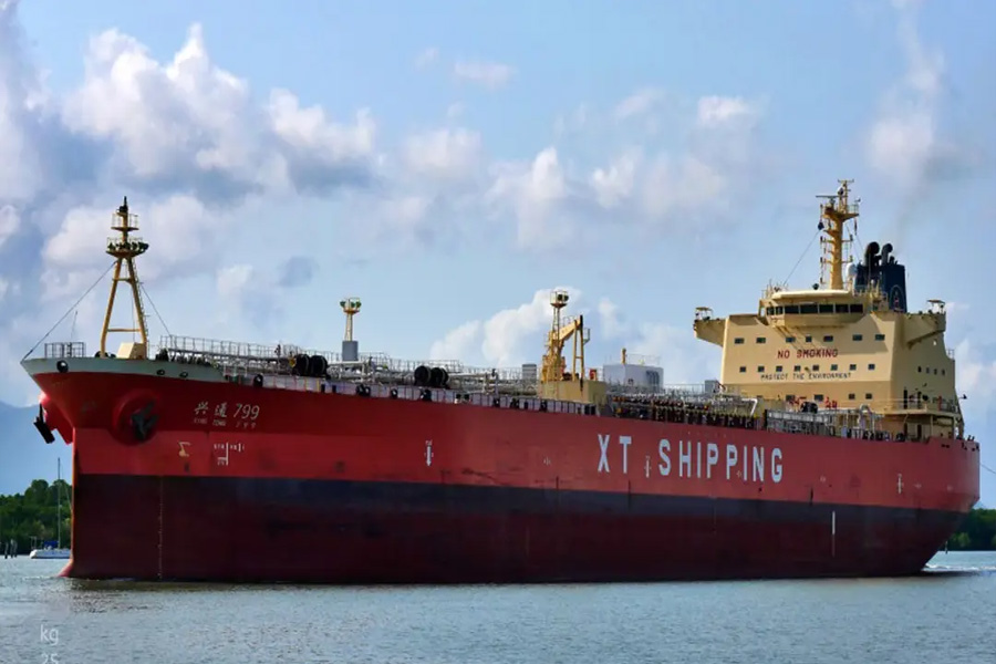 বিমানের ৩৪ হাজার টন তেল নিয়ে চট্টগ্রাম বন্দরে জাহাজ