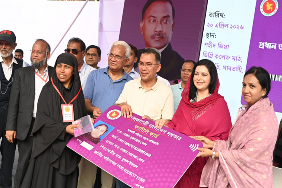 বগুড়ায় ফ্যামিলি কার্ড বিতরণ করলেন প্রধানমন্ত্রী