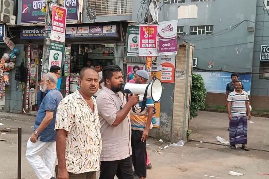 ফুটপাত দখলমুক্ত করতে ডিএসসিসির অভিযানের আগে মাইকিং