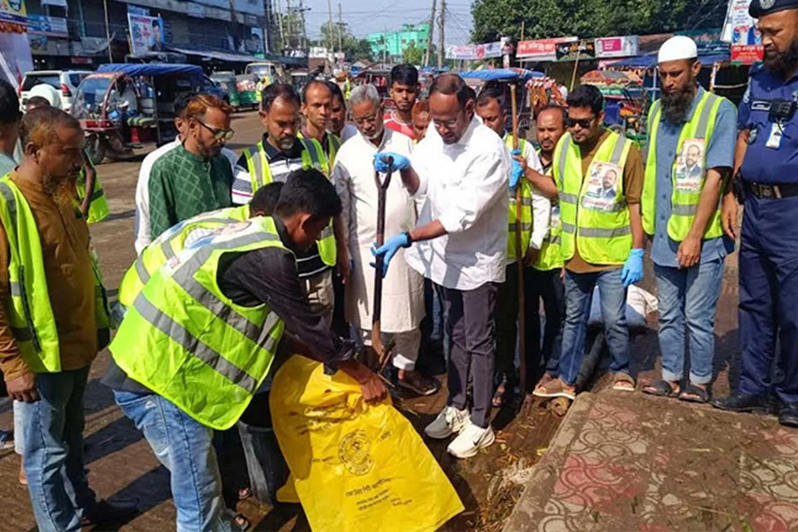কোরবানির বর্জ্য অপসারণে মাঠে নামলেন প্রতিমন্ত্রী টুকু