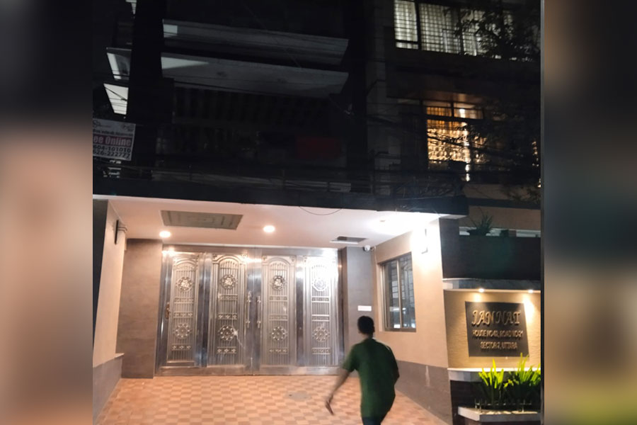 উত্তরায় ব্যবসায়ীর বাড়িতে গুলি