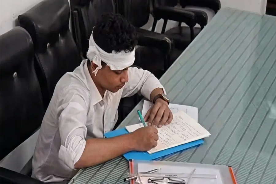 এসএসসি পরীক্ষার হলে ফ্যান খুলে পরীক্ষার্থী আহত