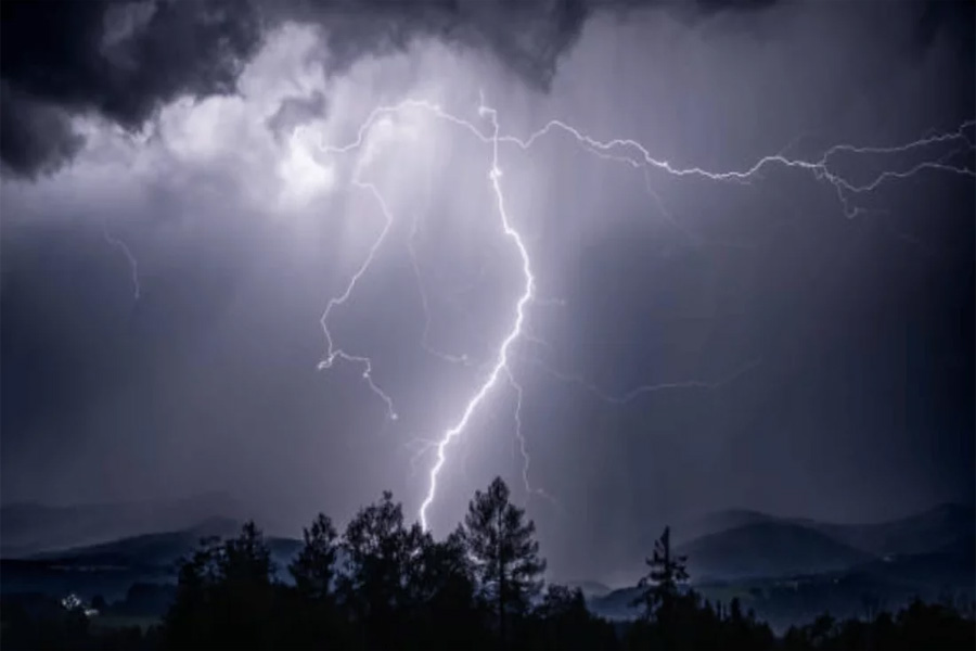 মেহেন্দীগঞ্জে বজ্রপাতে শিক্ষকসহ ১৫ শিক্ষার্থী আহত