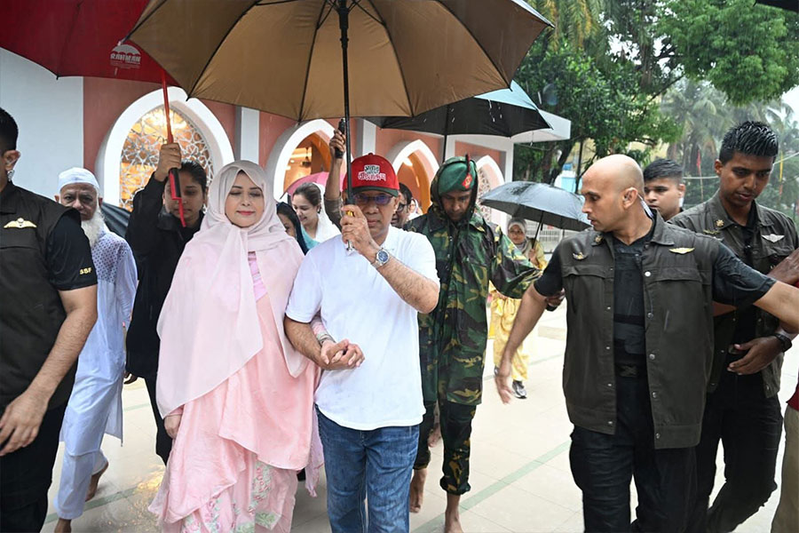 বৃষ্টিভেজা সিলেটে স্ত্রীর হাত ধরে পথচলা, নেটদুনিয়ায় প্রশংসা