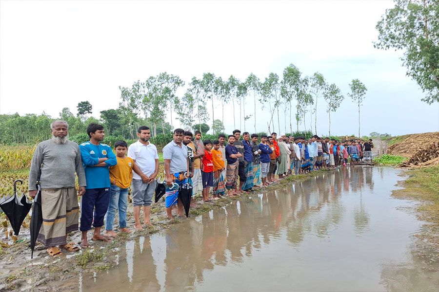 ব্রিজের অভাবে ৩০ হাজার মানুষের দুর্ভোগ, নির্মাণের দাবিতে মানববন্ধন