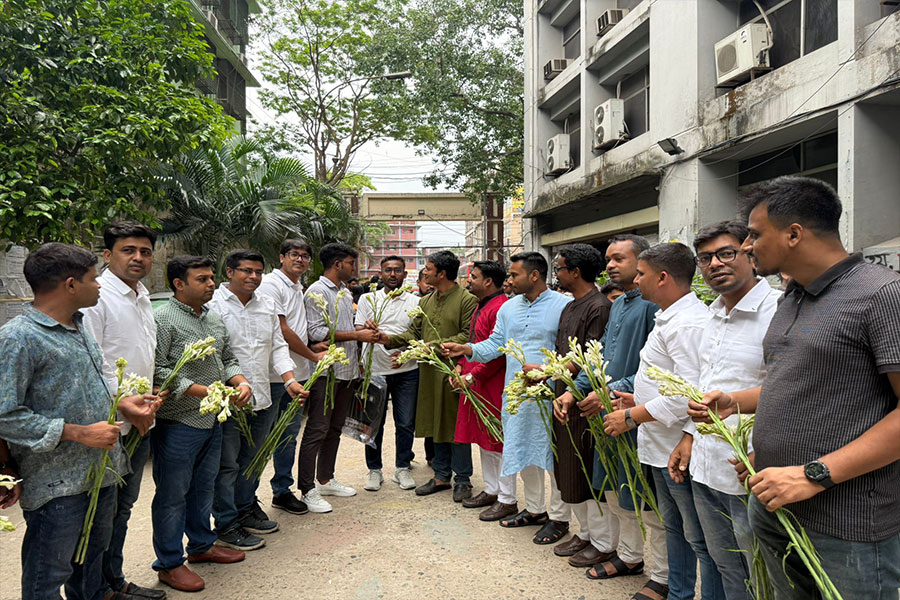 ফুল দিয়ে নবীন শিক্ষার্থীদের বরণ করল জবি ছাত্রদল