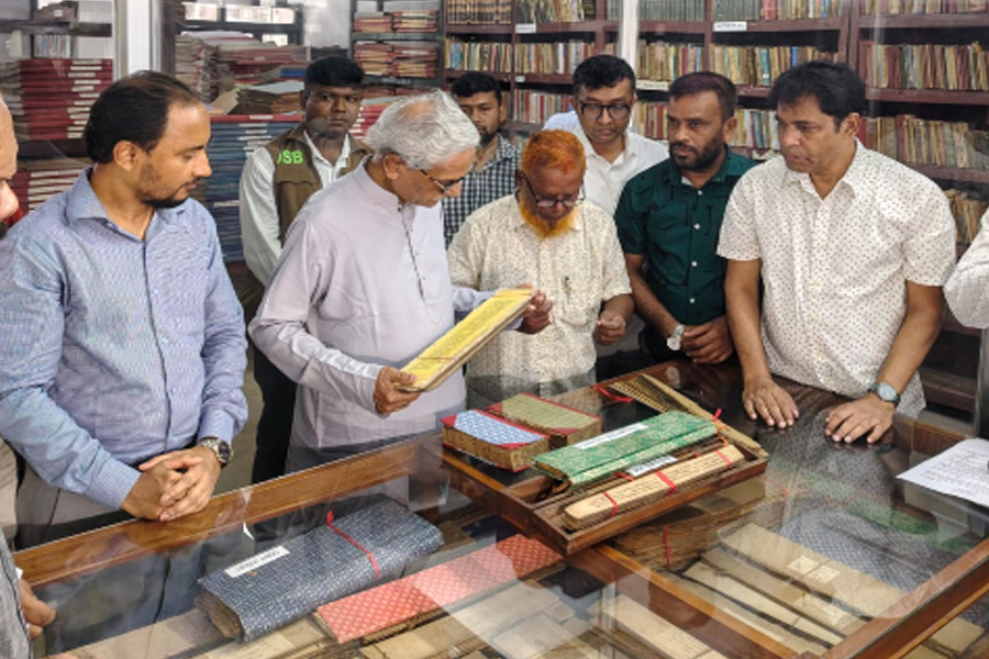 যশোরে শিল্পকলা একাডেমি ও পাবলিক লাইব্রেরি পরিদর্শন করলেন সংস্কৃতি মন্ত্রী
