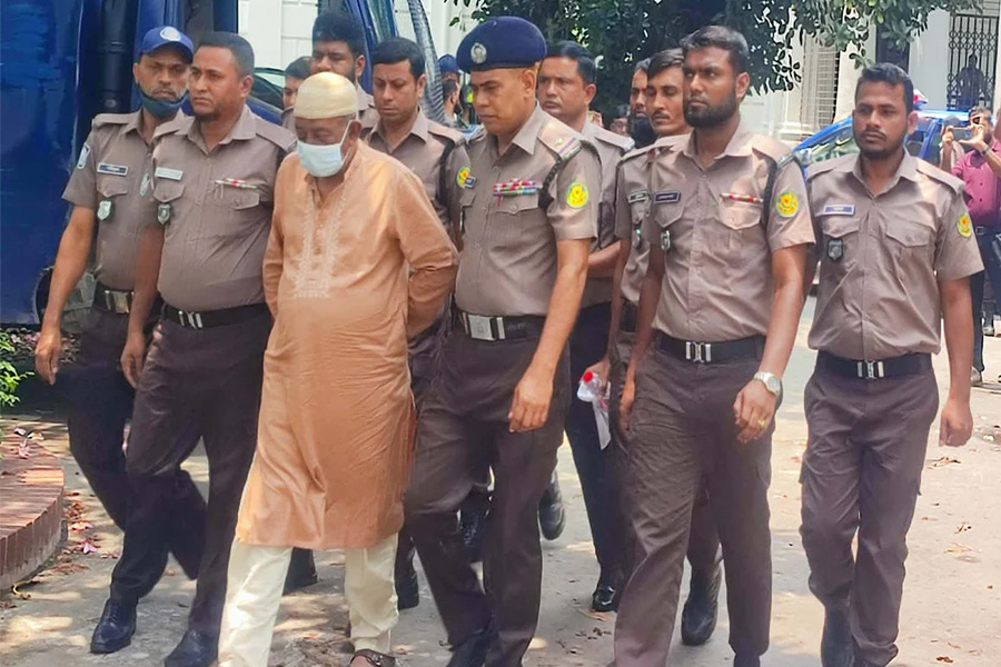 সাজাপ্রাপ্ত বেরোবির সাবেক উপাচার্যকে ট্রাইব্যুনালে হাজির