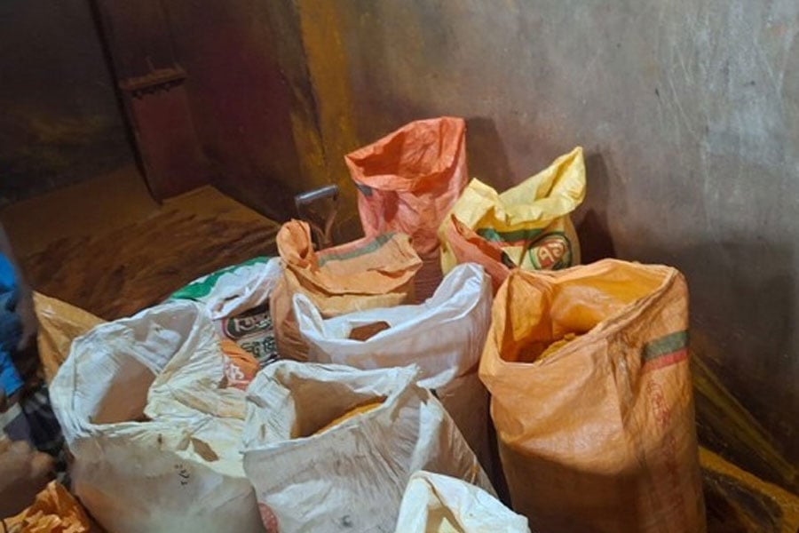 রাজধানীতে ১৯ বস্তা ভেজাল হলুদ গুঁড়া জব্দ