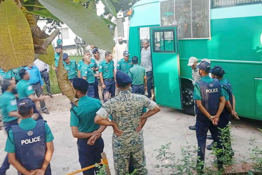 সেনা কর্মকর্তাদের ট্রাইব্যুনালে আনা হয়েছে