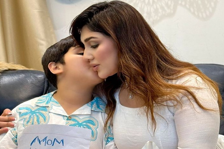 ছেলের সঙ্গে কেক কেটে জন্মদিন উদযাপন অপু বিশ্বাসের