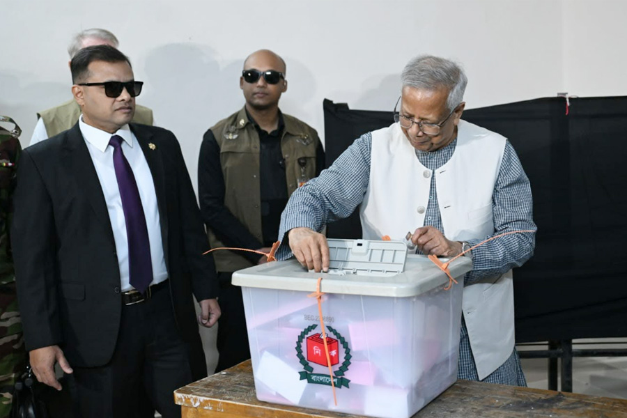 গুলশানে ভোট দিলেন প্রধান উপদেষ্টা