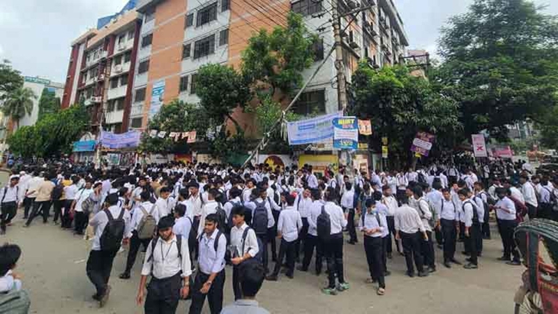 অধ্যক্ষের পদত্যাগের দাবিতে উত্তাল ঢাকা সিটি কলেজ