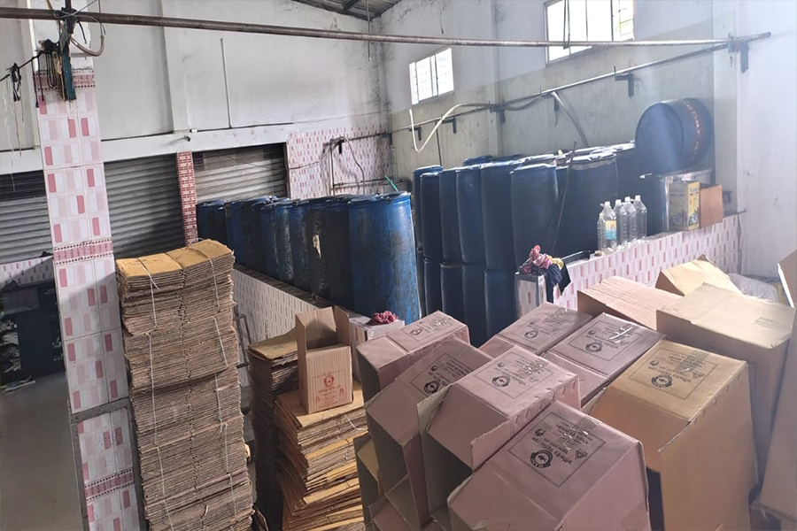 ভোজ্যতেলের অবৈধ মজুত: ‘আব্দুল্লাহ ফুডস’কে লাখ টাকা জরিমানা