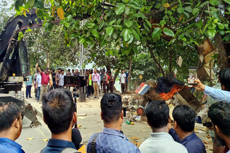 গুলশানে ফুটপাত দখলমুক্ত করতে যৌথ অভিযান