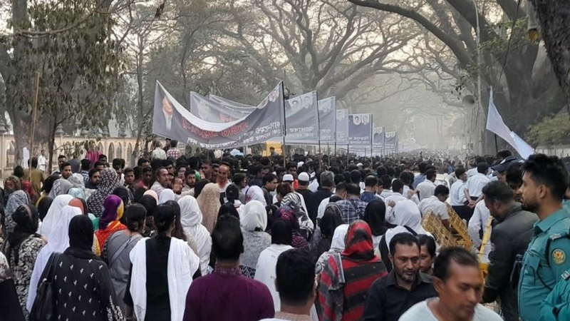শ্রদ্ধা জানাতে কেন্দ্রীয় শহীদ মিনারে মানুষের ঢল