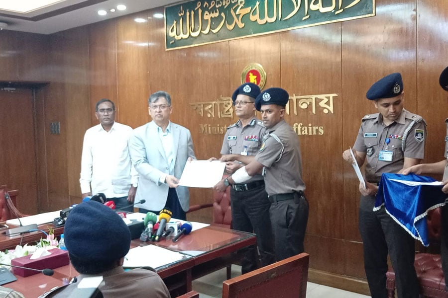 পুরস্কৃত হলেন ছিনতাইকারীদের হামলায় আহত আদাবর থানার ওসি-এসআই