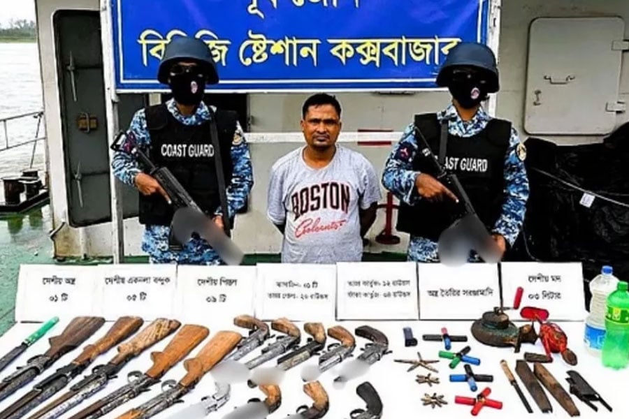 কক্সবাজারের মহেশখালীর দুর্গম পাহাড়ে অভিযান চালিয়ে ১৫টি অস্ত্র, গোলাবারুদ ও অস্ত্র তৈরির সরঞ্জাম উদ্ধার করেছে বাংলাদেশ কোস্ট গার্ড। ছবি: সংগৃহীত
