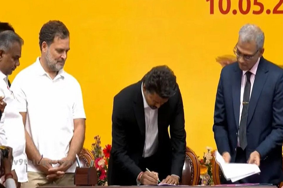বিনা মূল্যে ২০০ ইউনিট বিদ্যুৎ, নারীদের সুরক্ষায় বিশেষ বাহিনী