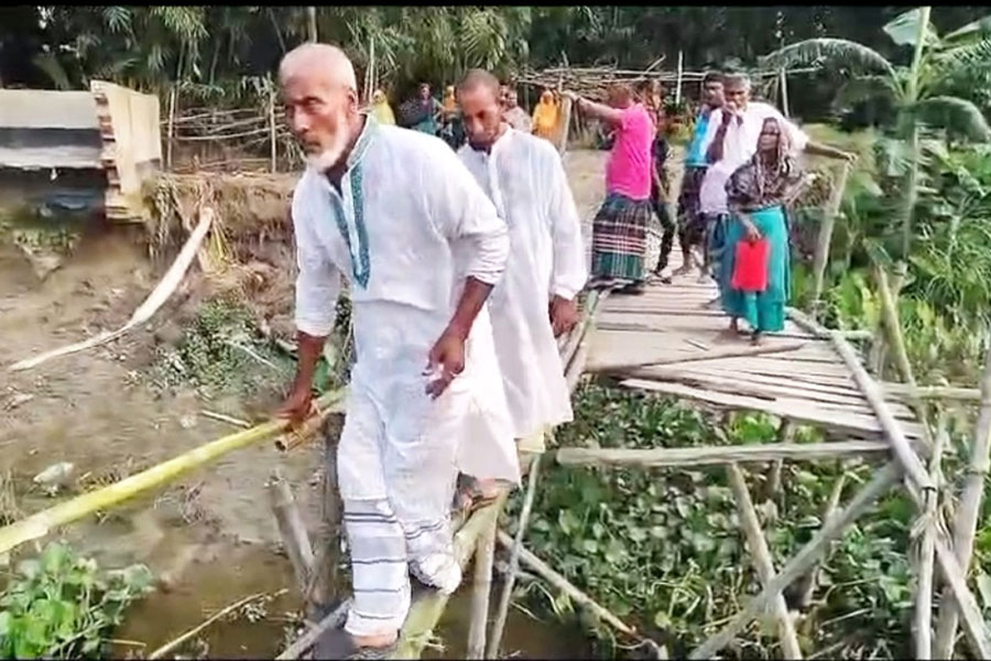ভেঙে পড়েছে একমাত্র কাঠের সাঁকো, দুর্ভোগে কয়েক গ্রামের মানুষ