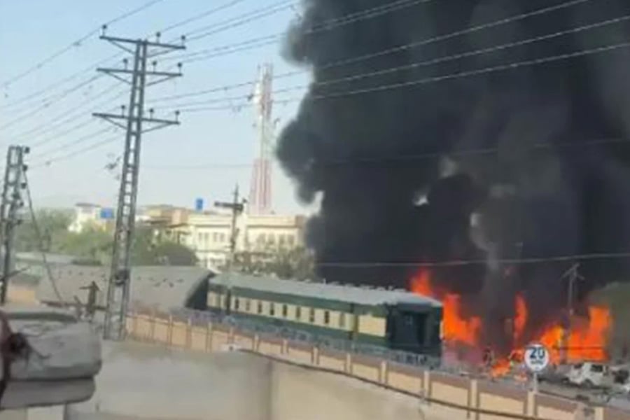 পাকিস্তানে ট্রেনে বোমা হামলা, নিহত অন্তত ২৪