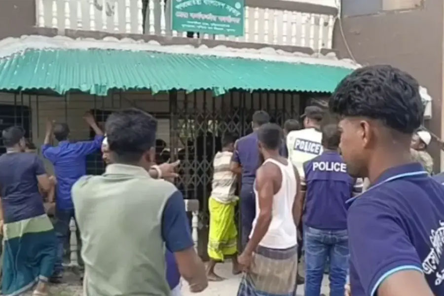 সাতক্ষীরা বনবিভাগের অফিসে হামলা-ভাঙচুর