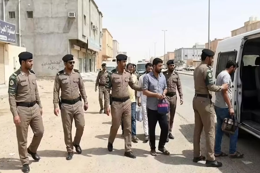 সৌদিতে অবৈধ অভিবাসীদের ধরপাকড়, আটক প্রায় ১০ হাজার