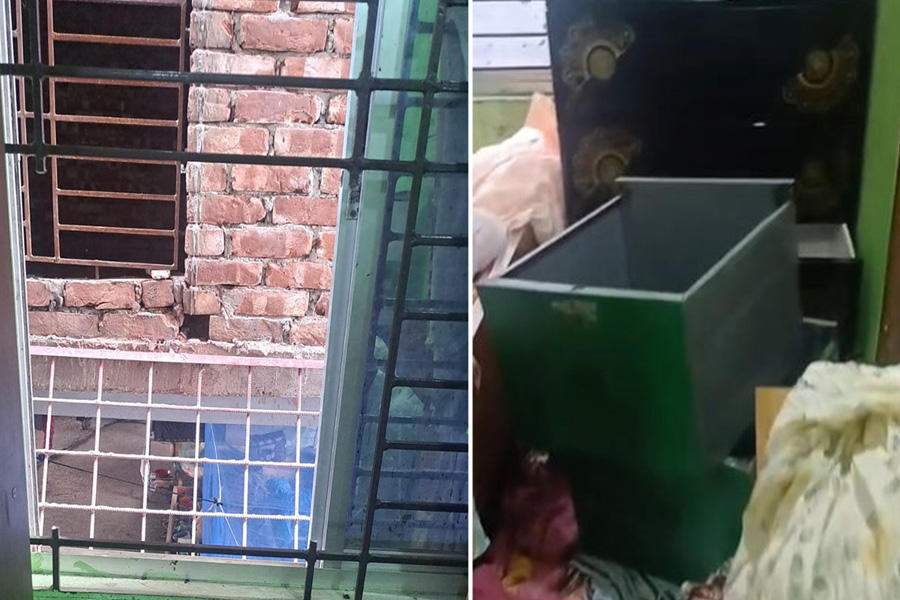 ডেমরায় বাসায় ঢুকে অস্ত্রের মুখে ডাকাতি
