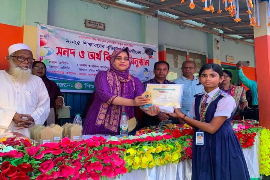 রাজারহাটে বৃত্তিপ্রাপ্ত ৫৪ শিক্ষার্থীর মাঝে সনদ বিতরণ