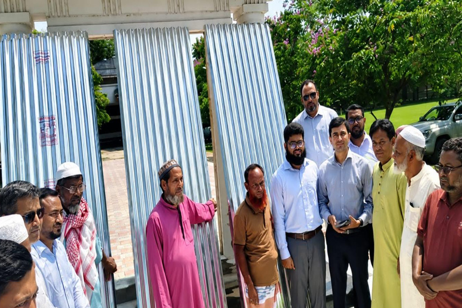 ভাঙ্গুড়ায় অগ্নিকাণ্ডে ক্ষতিগ্রস্তদের মাঝে টিন বিতরণ