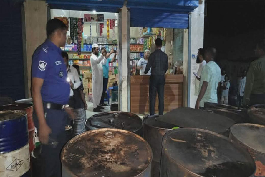 ৩৬শ’ লিটার জ্বালানি তেল জব্দ, দুই ব্যবসায়ীকে জরিমানা