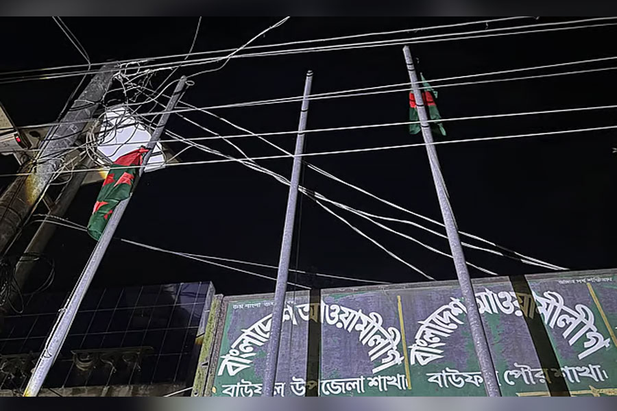 বাউফলে তালাবদ্ধ আ. লীগ কার্যালয়ে জাতীয় ও দলীয় পতাকা উত্তোলন